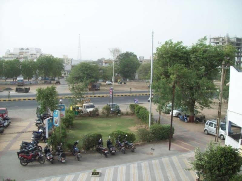 Hotel Kum Kum Adalaj Exterior foto